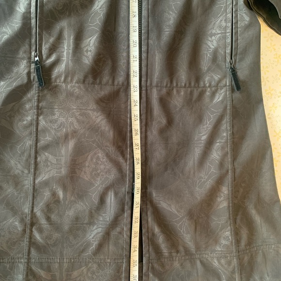 Lululemon “Dancers In The Snow” Apres Softshell raincoat size 10 black print - Picture 6 of 14